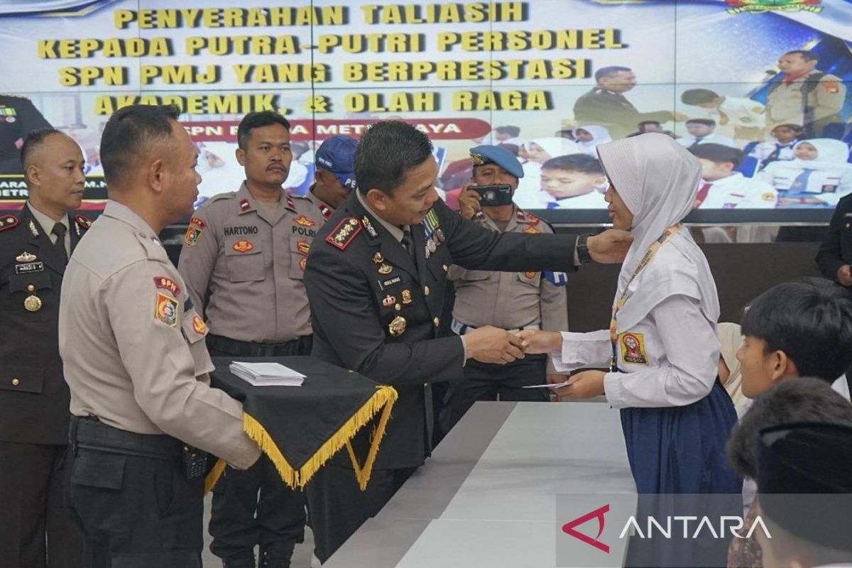 SPN Polda Metro Jaya distributes educational aid to high-achieving students