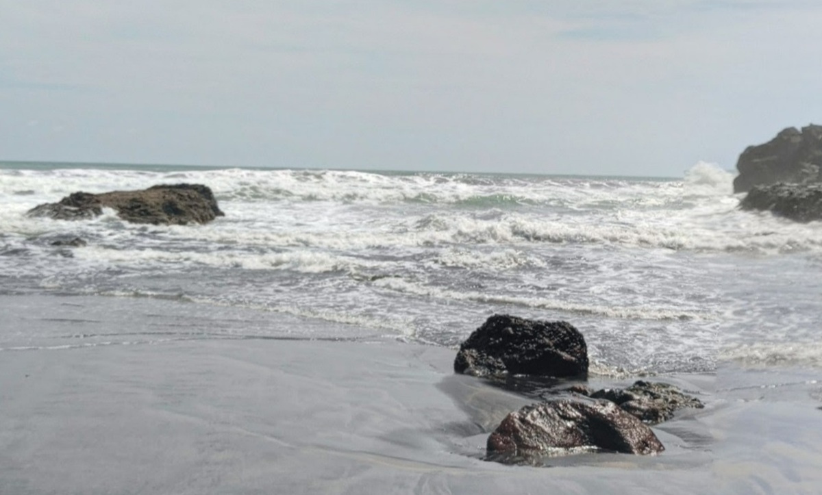 BMKG Urges Caution as High Waves up to 4 Metres Hit Southern Central Java Waters