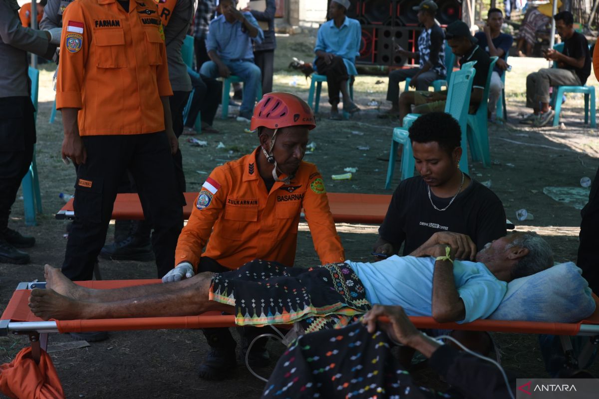 Basarnas helicopter evacuates elderly and toddler injured in NTT earthquake