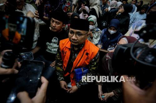 Yaqut Fights Back, Questions Why Fuad Hasan's Name Disappears from End of Indictment