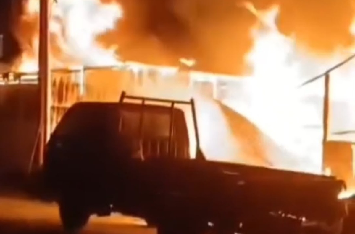 Two Vehicles Destroyed in Warehouse Fire in Margasari, Balikpapan