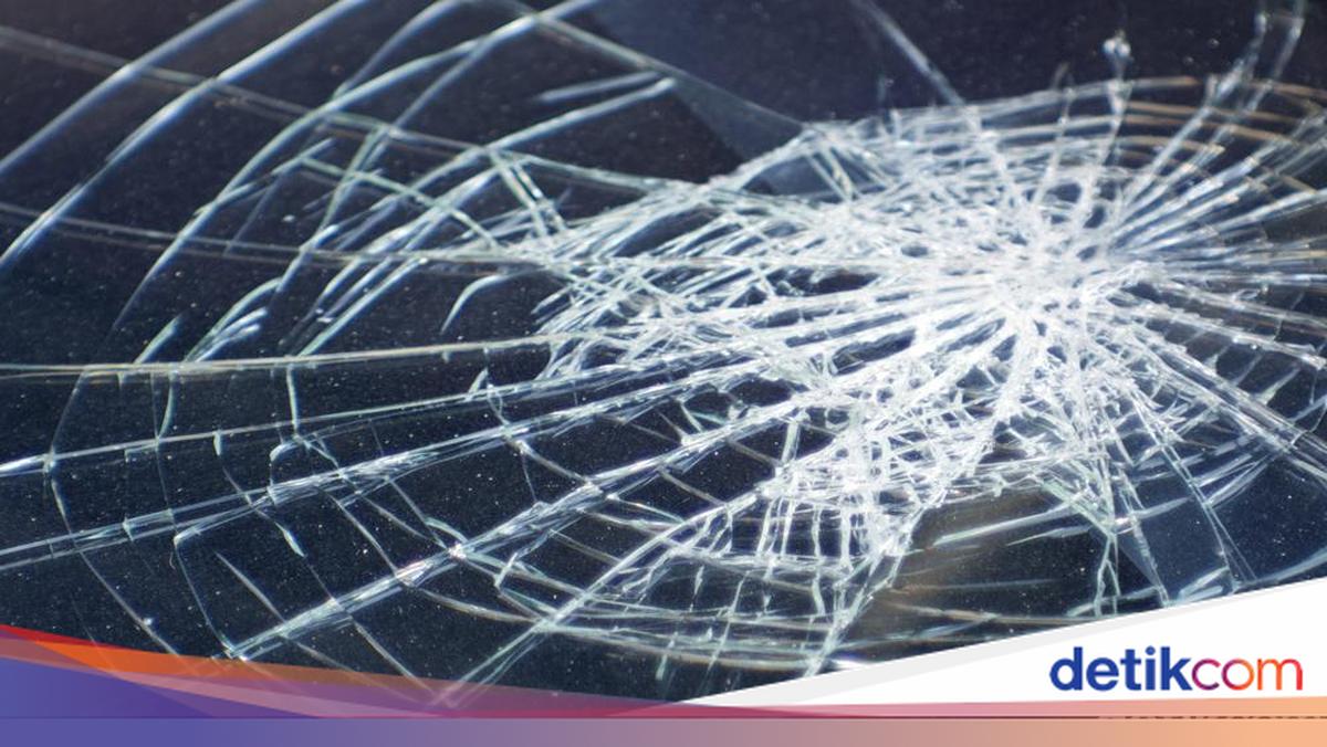 Motorcyclist in Bogor Injured After Hitting Car While Avoiding Potholed Road