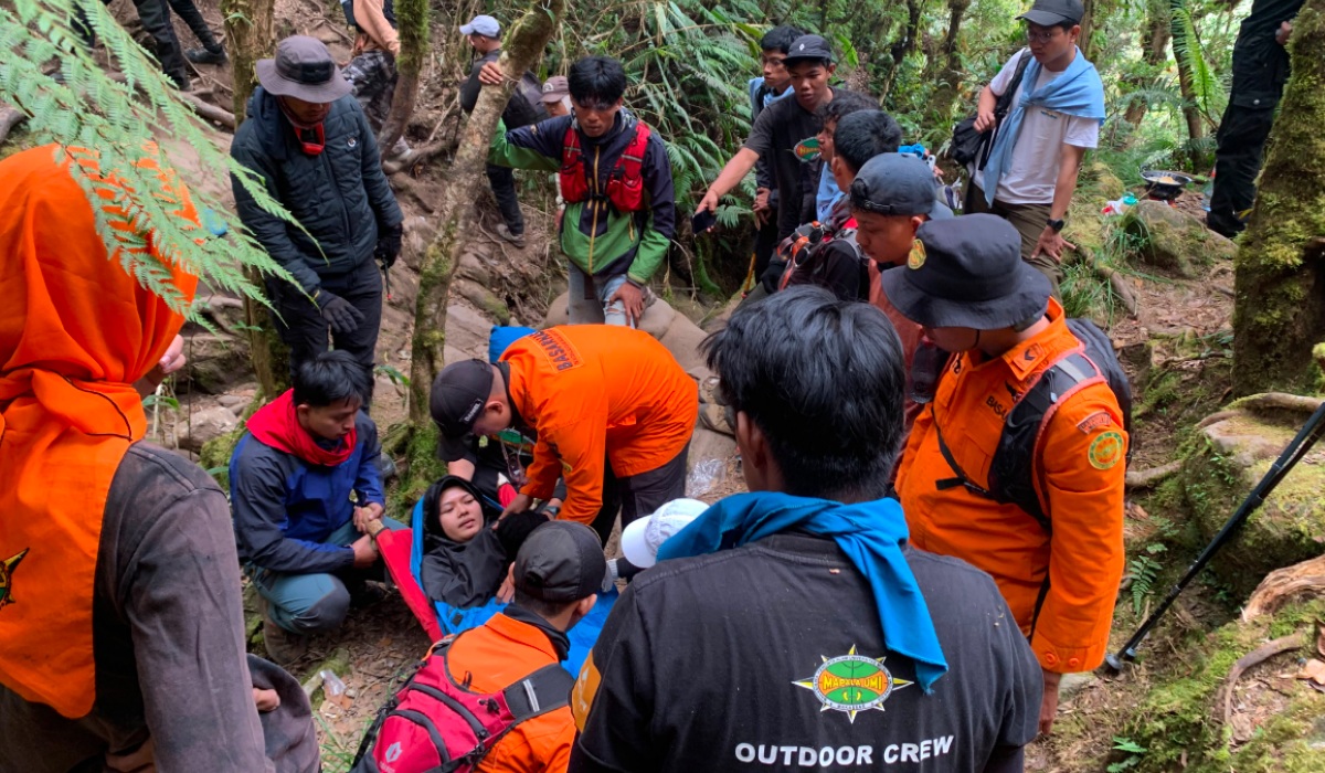 31 Mount Bawakaraeng Climbers Evacuated After Suffering Hypothermia and Injuries