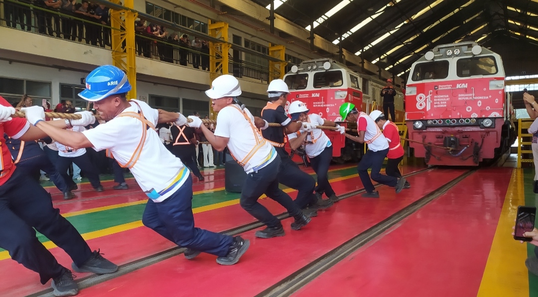 KAI Daop 2 Bandung Celebrates Independence Day with 80-Tonne Locomotive Pulling Contest