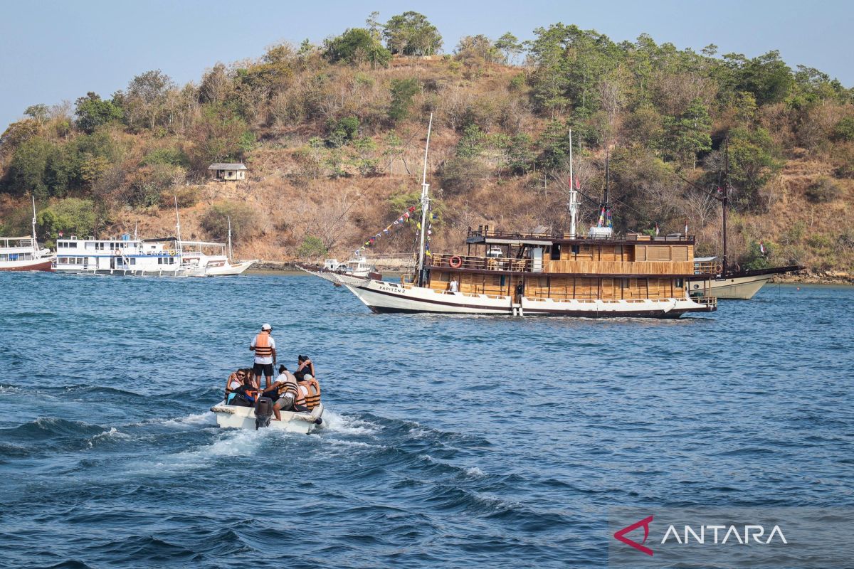 Tourist sites shut in Flores after quake leaves 68 dead, damage