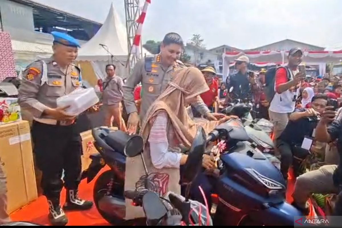 Tears of joy as resident wins electric motorcycle at Kramat Jati People's Feast