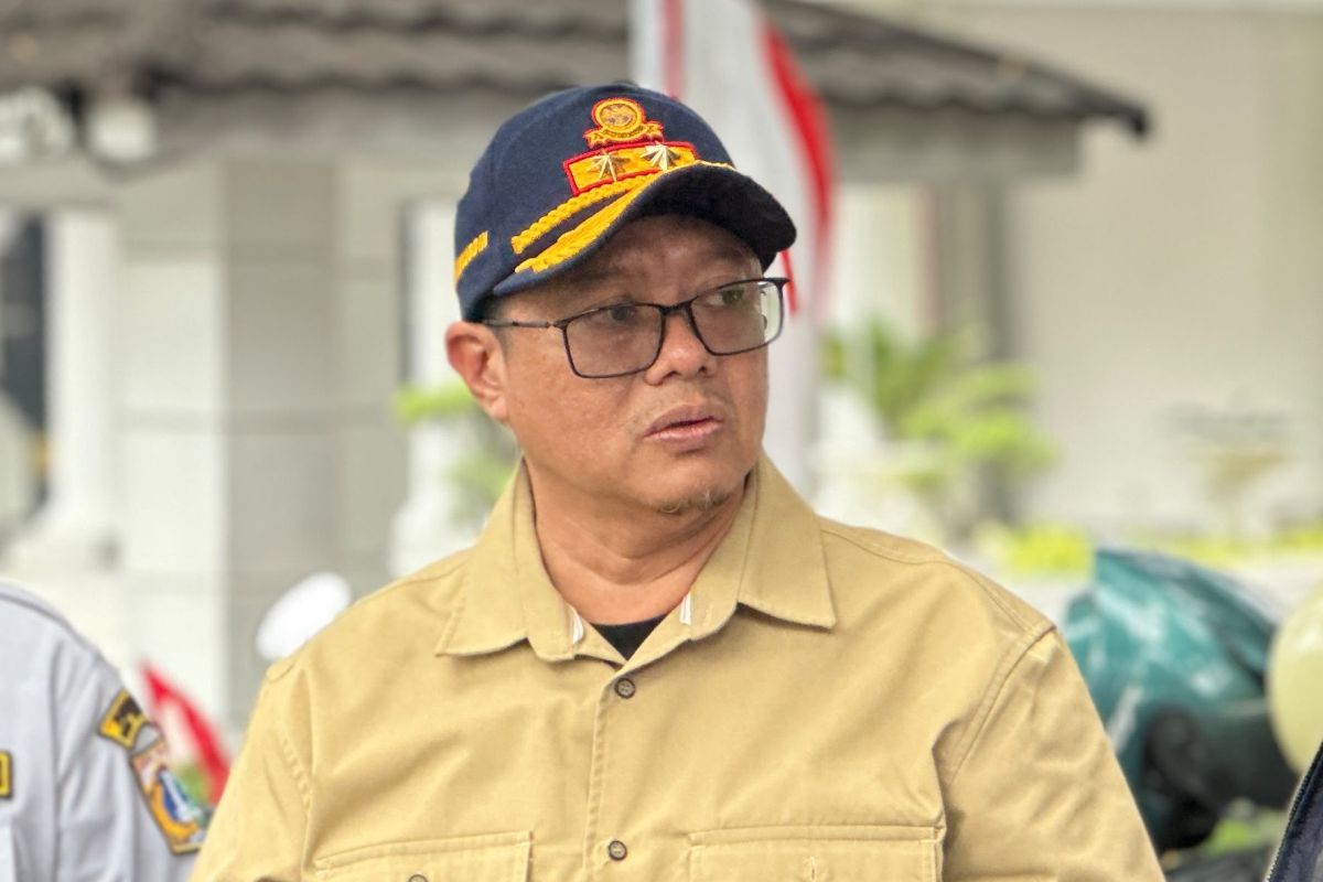 Transjakarta separator on Gatot Subroto shifted for pavement works