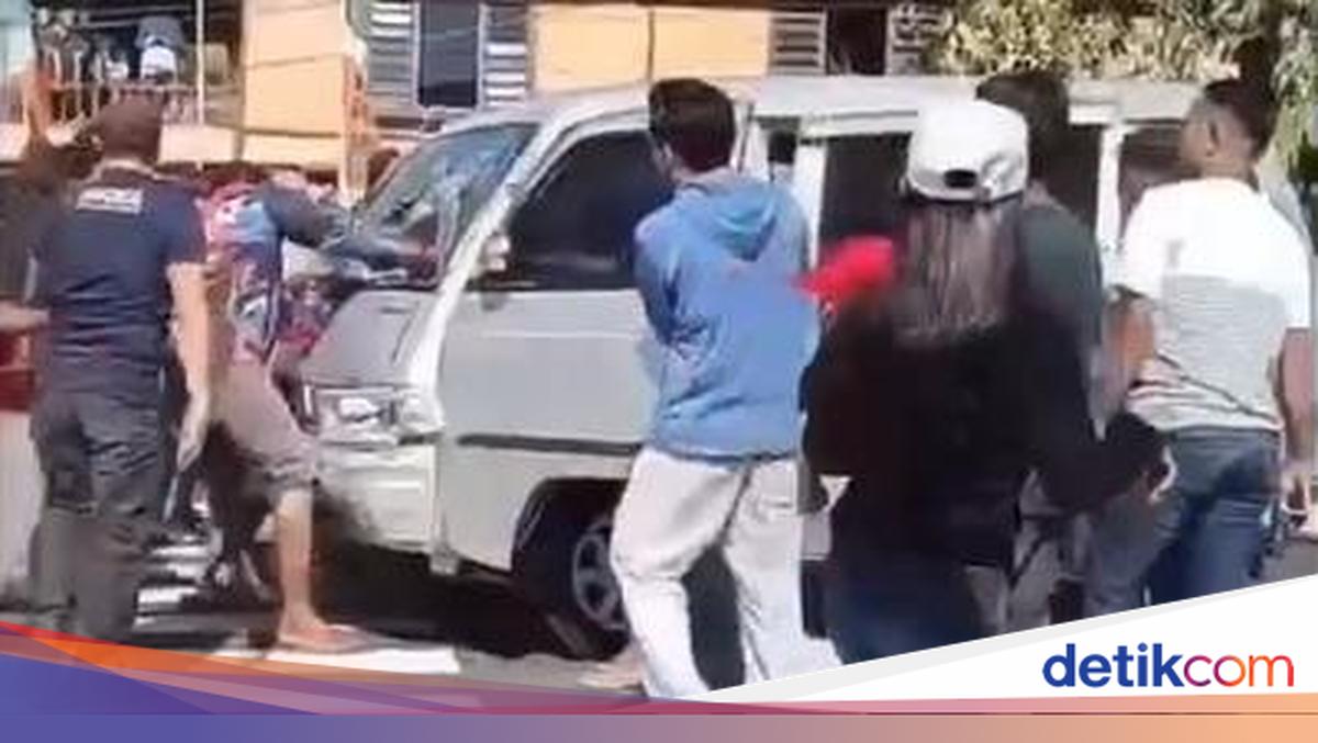 Driver Mobbed After Striking Independence Day Walking Parade Participants in Sidrap