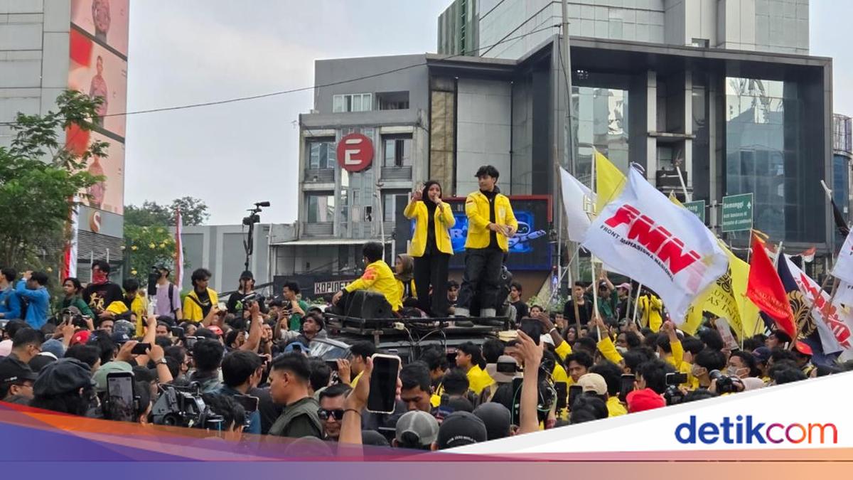 BEM UI Delivers Orations at Tosari, Central Jakarta