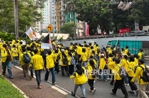 BEM UI Hires 24 Kopaja Buses for Protest at Hotel Indonesia Roundabout, None Arrive as Drivers Allegedly Intimidated