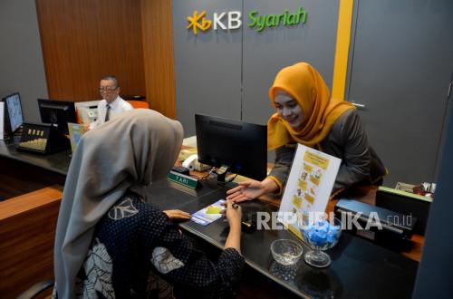 KB Bank Syariah Distributes Waqf Benefits for Education