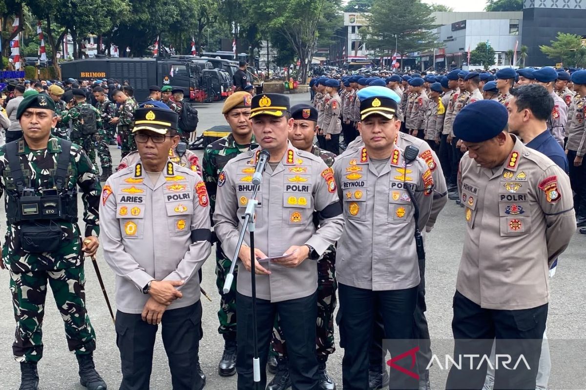 21 people carrying dangerous items detained during protest