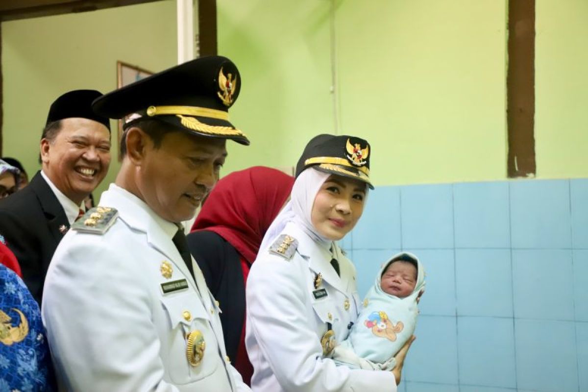 Born on 17 August, baby in Serang receives special name from Regent