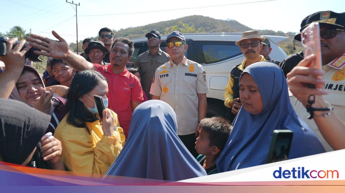 Stopped by Mothers in Nagekeo, Home Affairs Minister Listens to Earthquake Grievances