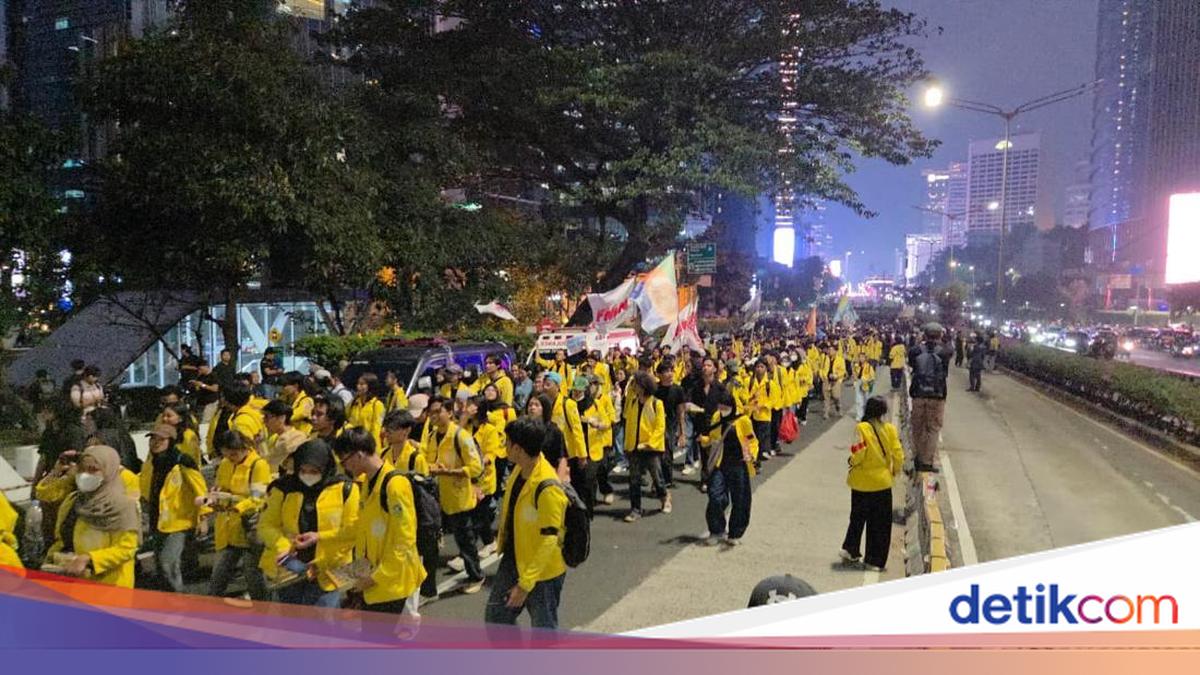 BEM UI Demonstration in Tosari, Central Jakarta Disperses After Singing 'Indonesia Pusaka'