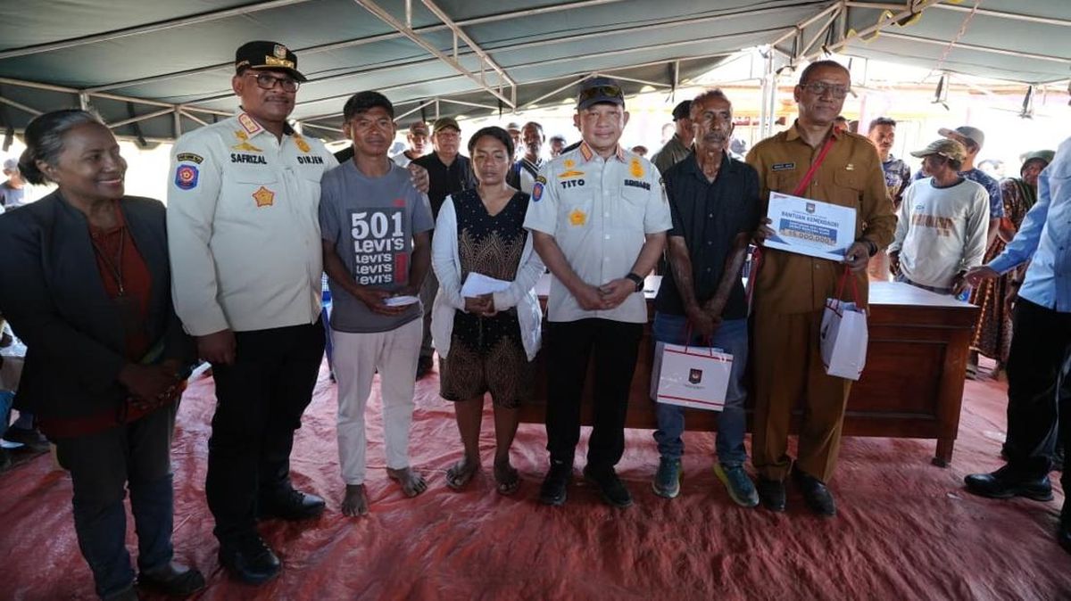 Home Affairs Minister Continues Inspection in Waekokak, Delivers Aid for Earthquake Victims