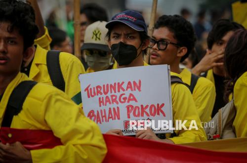 Students Stage Rally in Sudirman Area, Highlighting Food Prices and Disasters