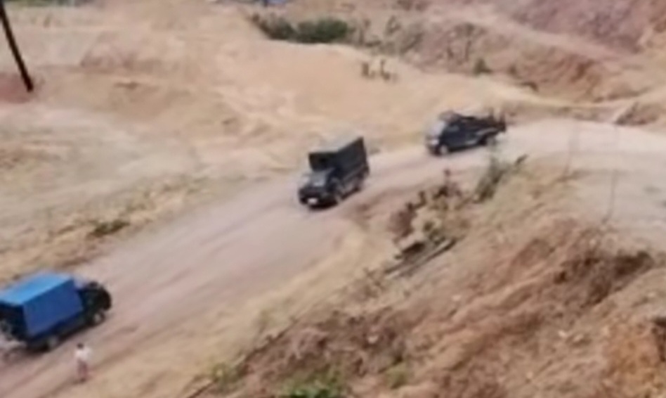 Struggling on the Simaninggir Trans-Sumatra Road, Residents Urge Government Not to Wash Its Hands