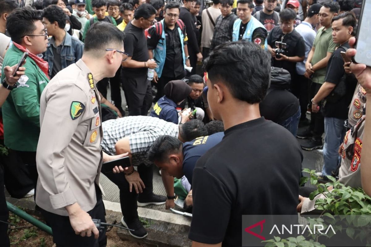 Police evacuate student who fainted during protest in Jakarta