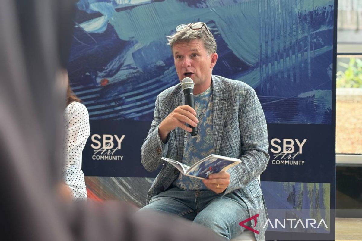 German painter acknowledges challenges in painting Indonesian landscapes