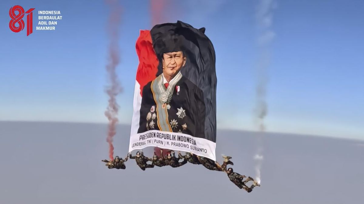 Palace Reveals Reason Behind Giant Prabowo Banner Flying During Independence Day
