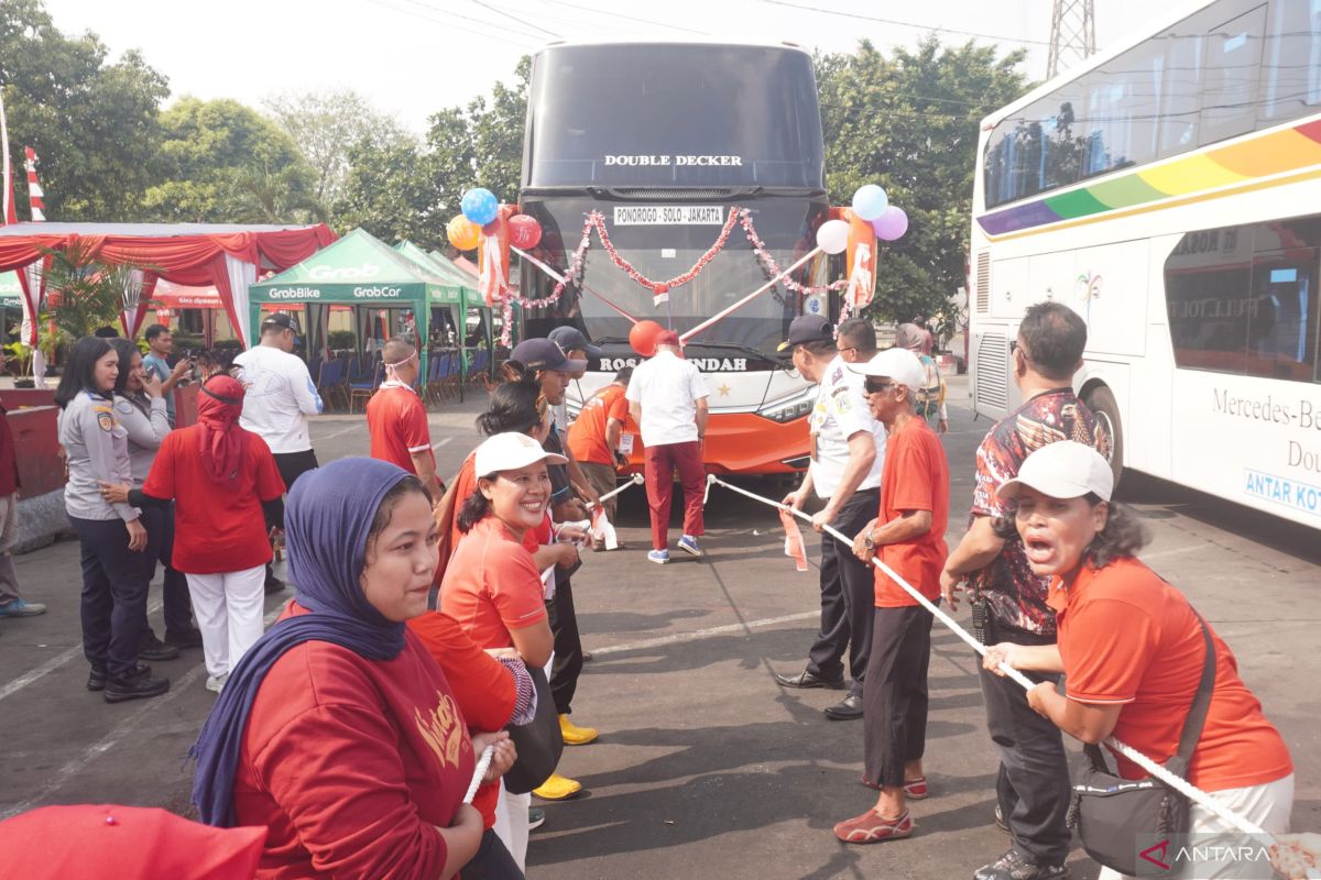 Kampung Rambutan Terminal celebrates Independence Day with bus-pulling contest