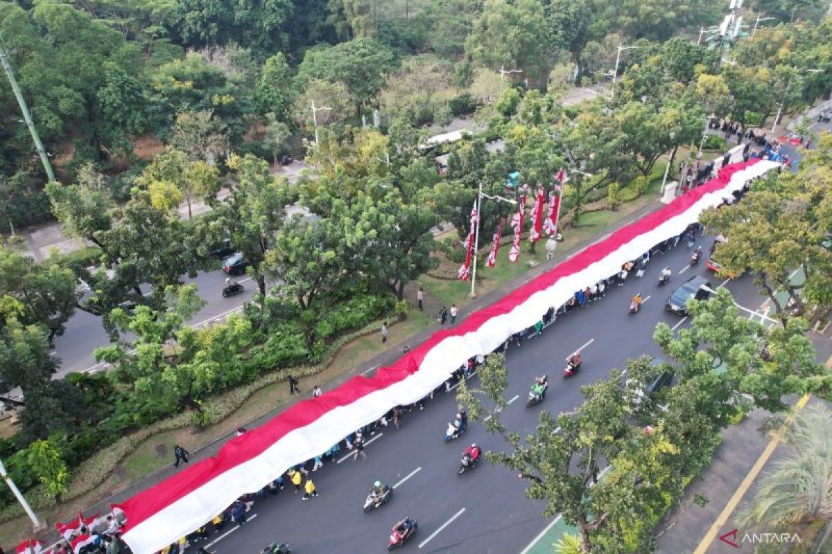 Youth and students hold Red and White Parade in Central Jakarta