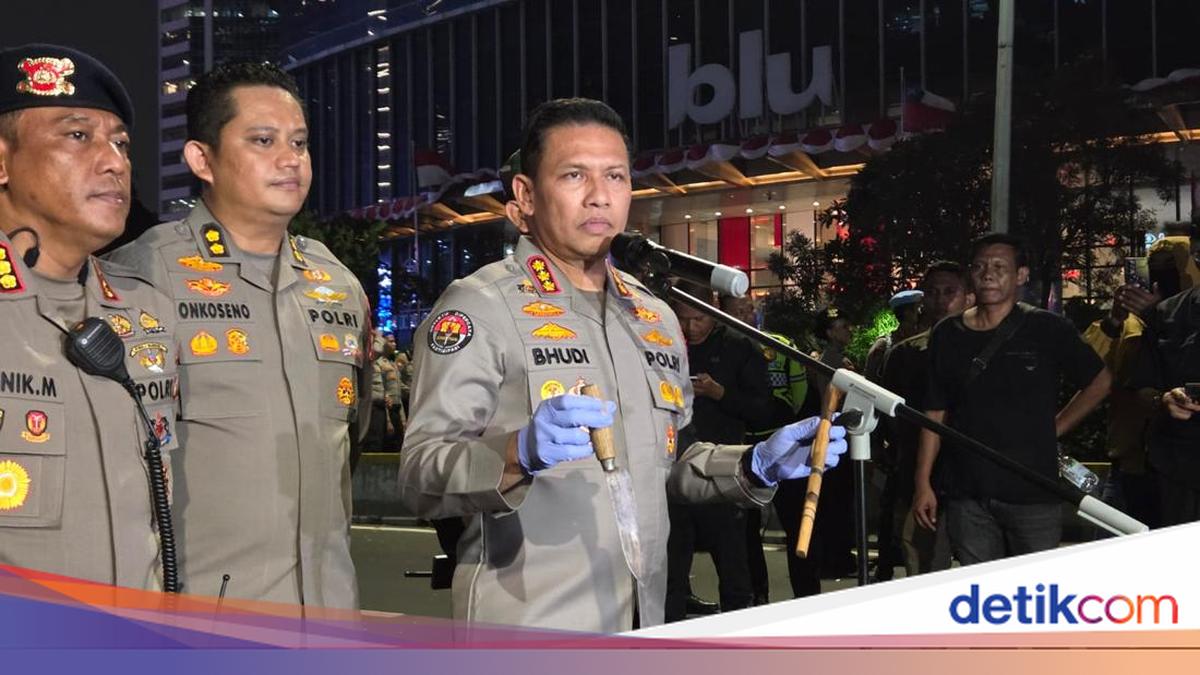 Police Seize Sharp Weapons from Individuals During Jakarta Demonstration