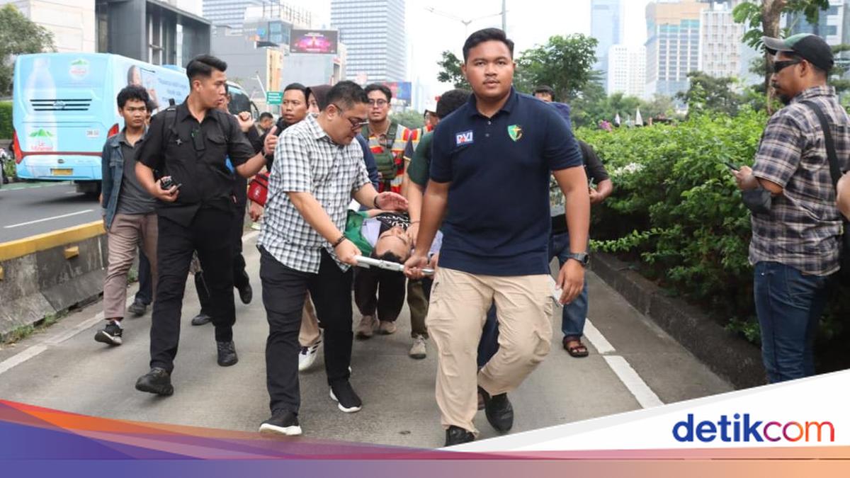 Metro Jaya Police Medical Team Evacuates Student Who Fainted During BEM UI Protest in Central Jakarta