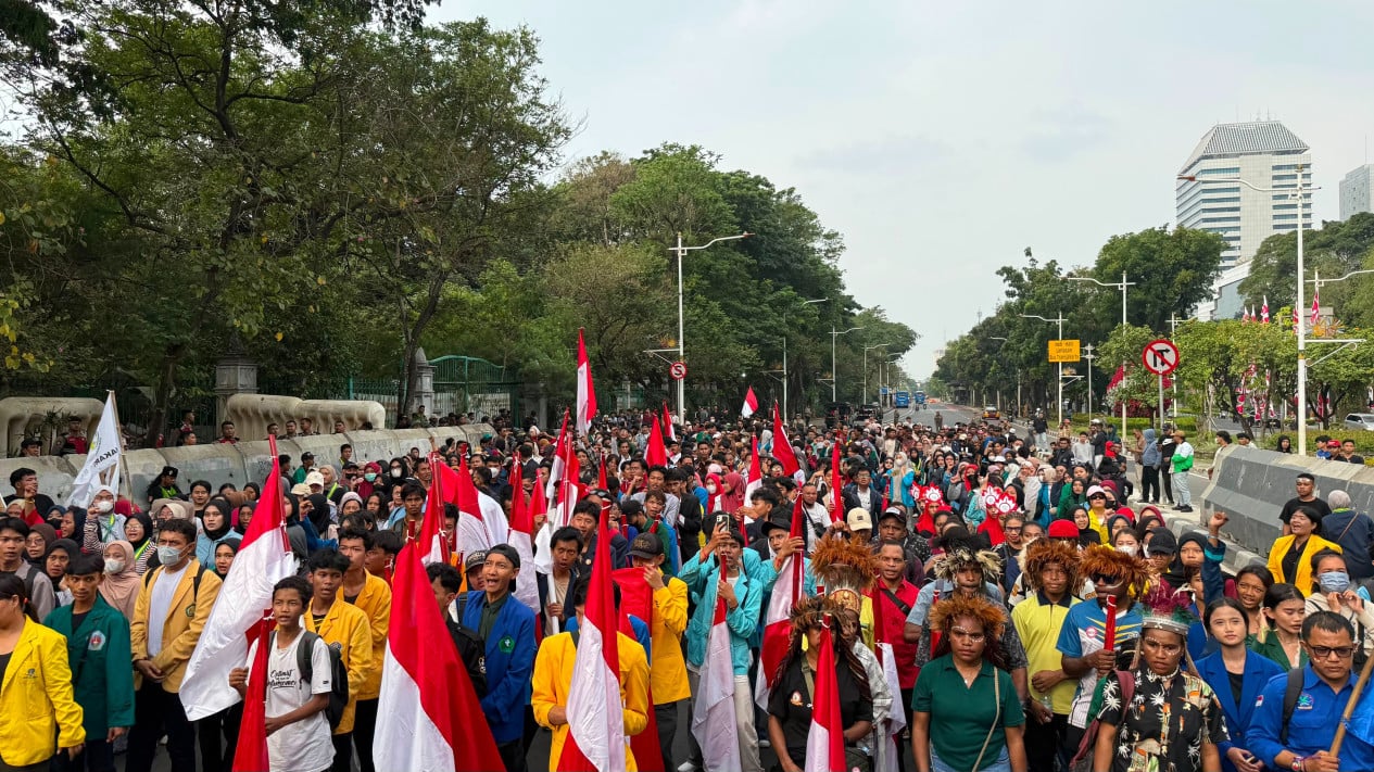 Youth and Student Groups Hold Red and White Parade to Mark 81st Independence Day