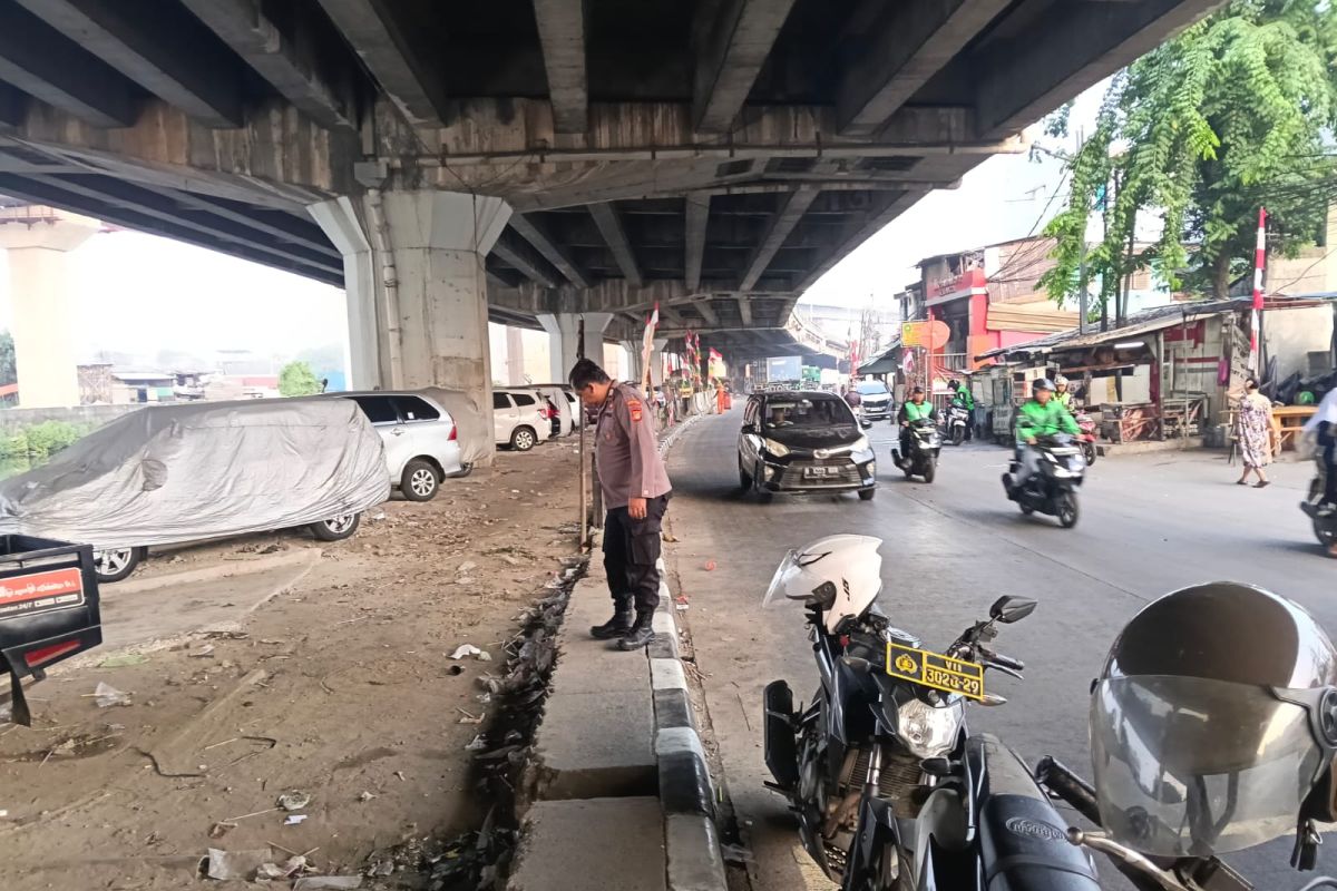 Police hunt four iron fence thieves in Pademangan
