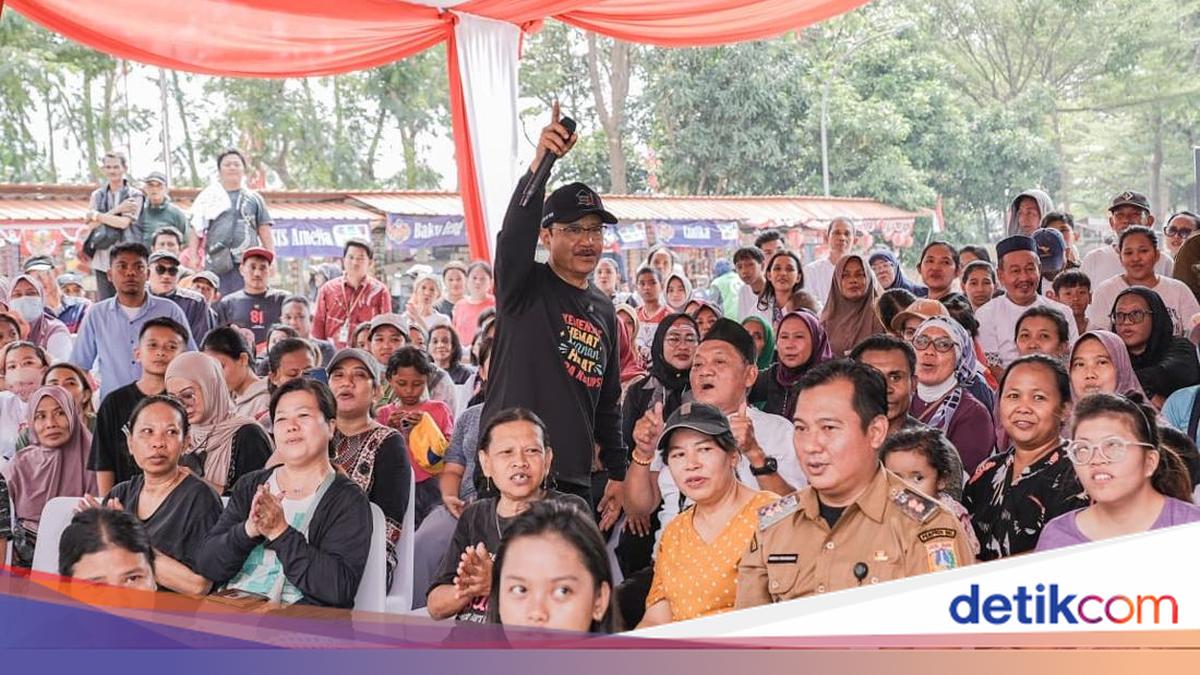Attending People's Banquet in Kalijodo, Gus Ipul Distributes Staple Food Packages to Residents