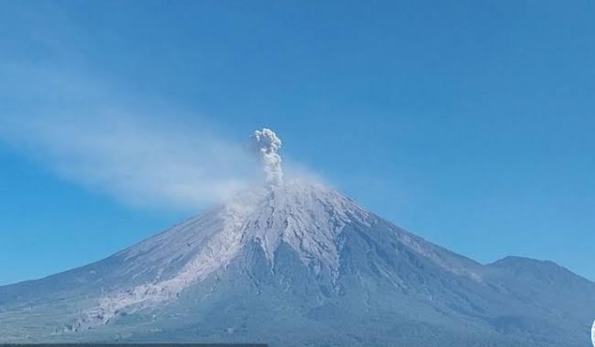 Mount Semeru Erupts with Pyroclastic Flows, Status Remains at Alert Level III