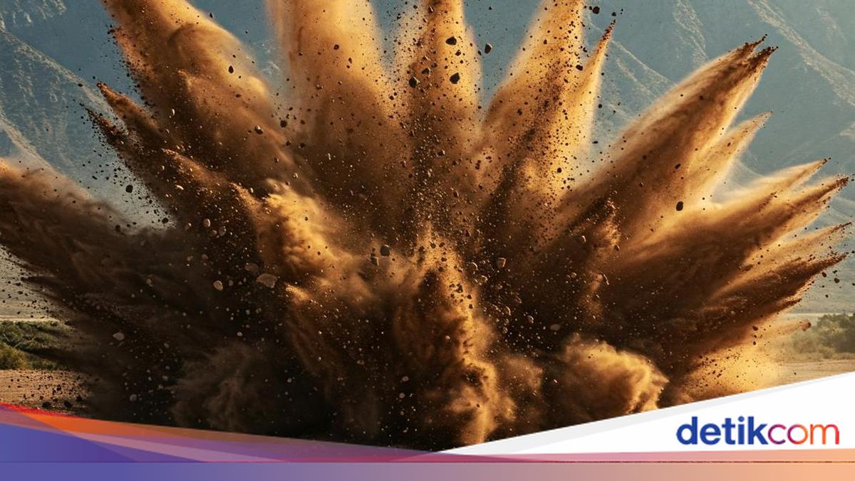 Grenade Explosion at Afghan School Injures 42 Children