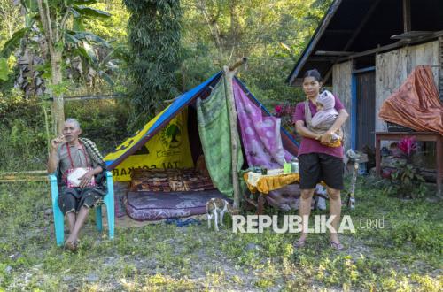 Under Tents, Earthquake Survivors in Mbay Await Aid