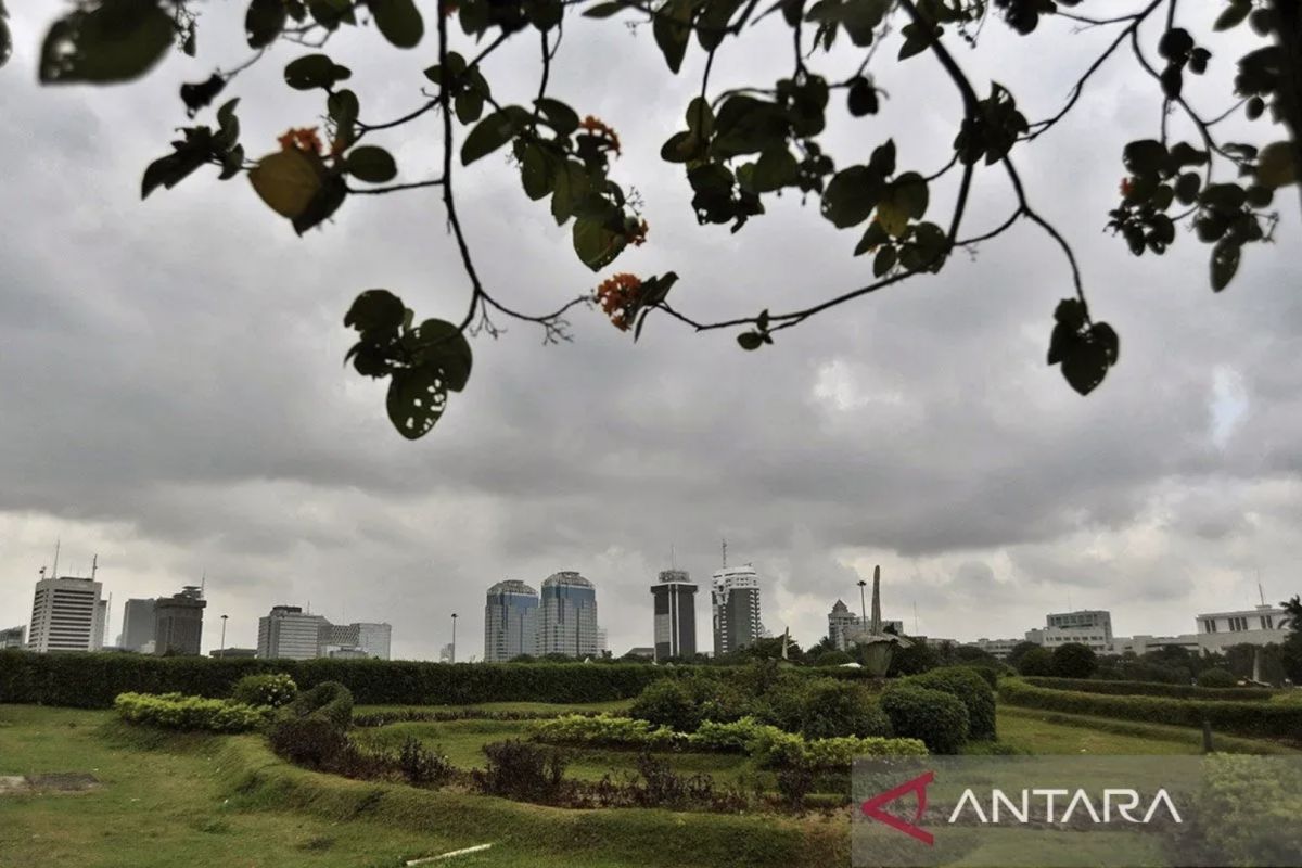 BMKG forecasts thick cloud over most of Indonesia on Wednesday
