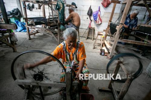 Weaver Regeneration a Challenge for Sukoharjo's Goyor Weaving Centre