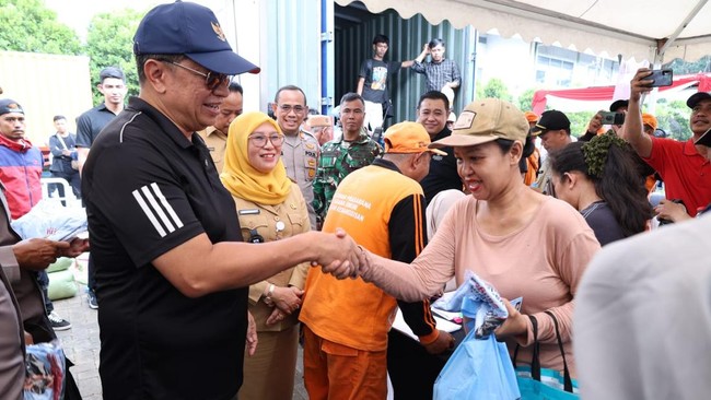 Government Distributes Basic Food Packages in Jakarta a Day After 81st Independence Day