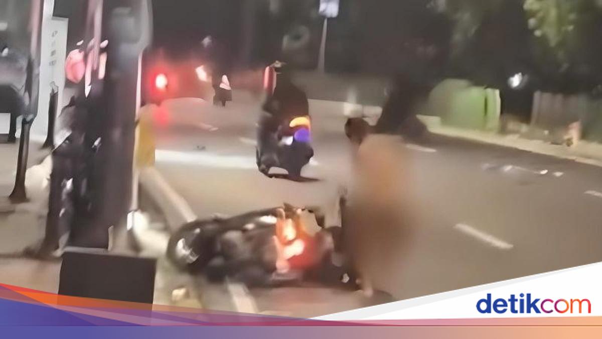 Viral Naked Man Rampages and Attacks Motorcyclists in Lenteng Agung