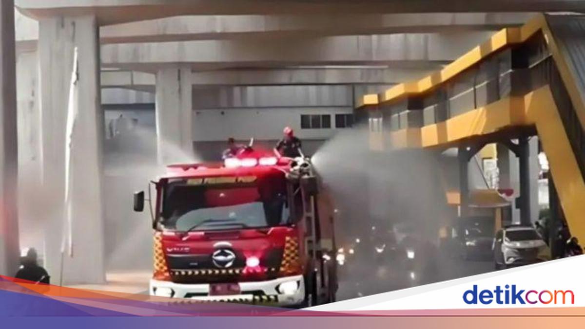 To Curb Pollution, Jakarta Fire Service Sprays Water While Cloud Seeding Remains Impossible