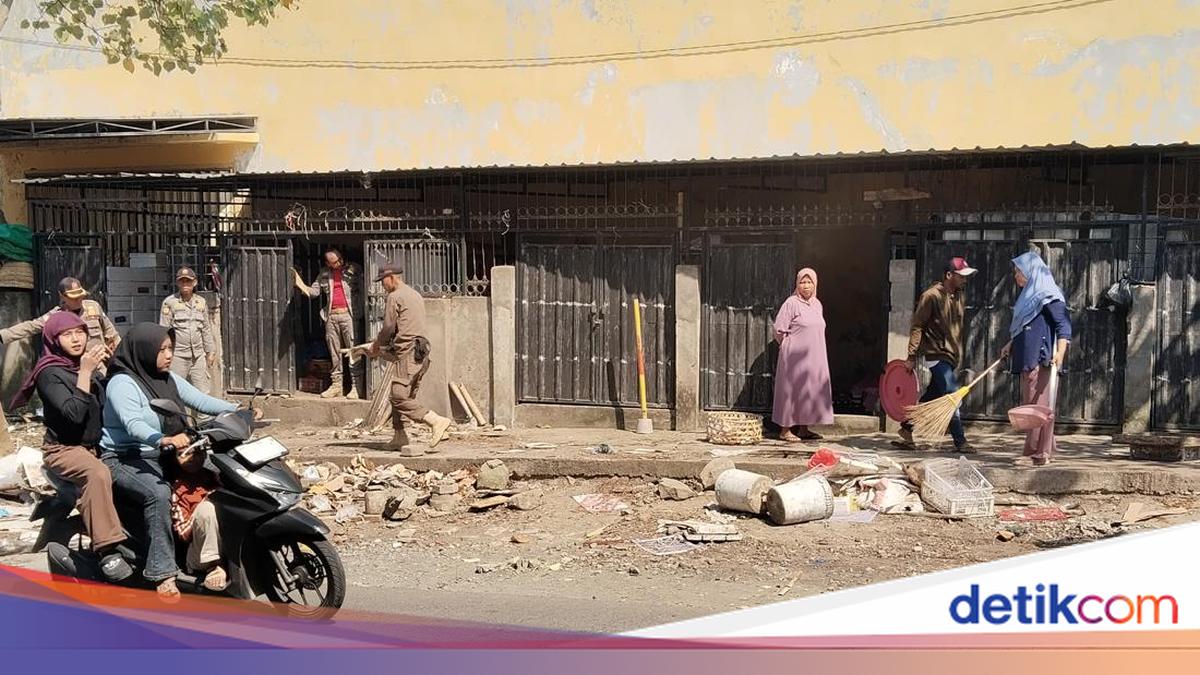 Central Lombok Satpol PP Evicts Street Vendors from Pavements and Road Shoulders