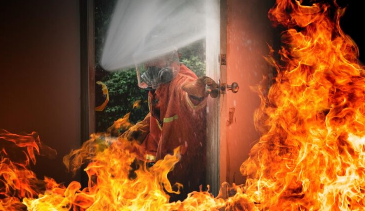 Fire in Matraman, East Jakarta Destroys Three Homes