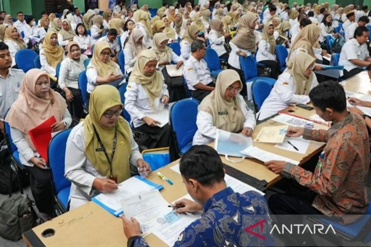 DPR pledges to improve teacher welfare after status reform