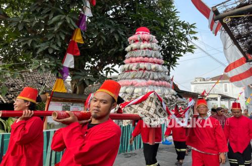 Dipowinatan Residents Hold Merti Golong Gilig, Free UMKM Snacks Distributed
