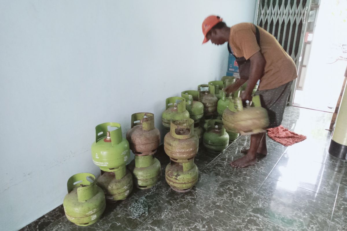 Mataram receives extra allocation of 30,620 subsidised LPG cylinders