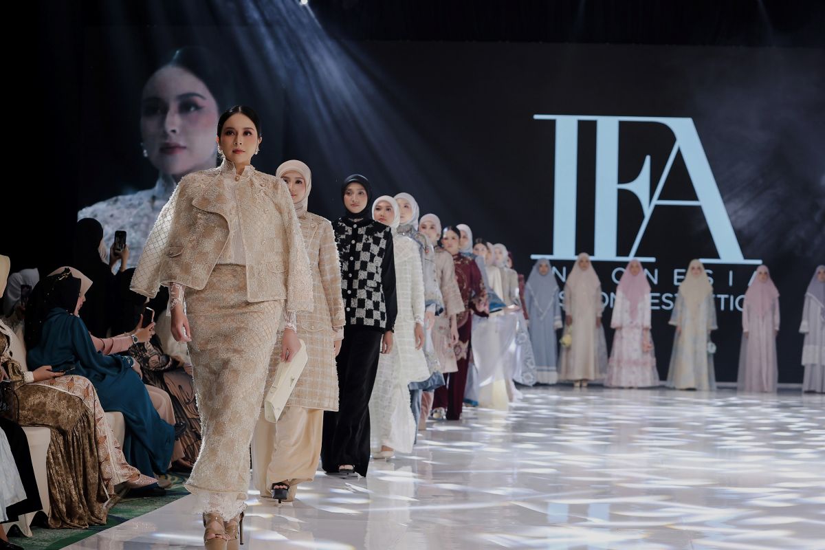 South Kalimantan's Sasirangan and Lintau Weaving Reimagined as Contemporary Fashion