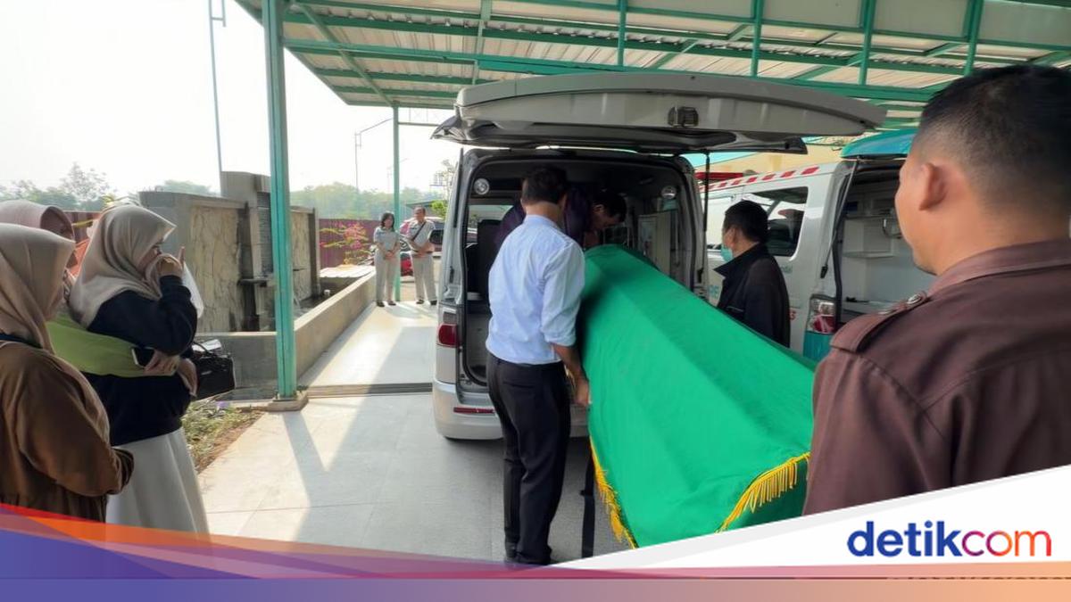 Married Couple Dies After Ambulance Carrying Son's Body Hits Truck on Batang Toll Road