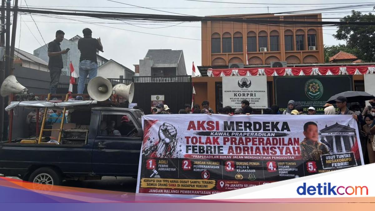Protesters Rally Again at South Jakarta District Court, Urge Judge to Reject Febrie Adriansyah's Pretrial Motion