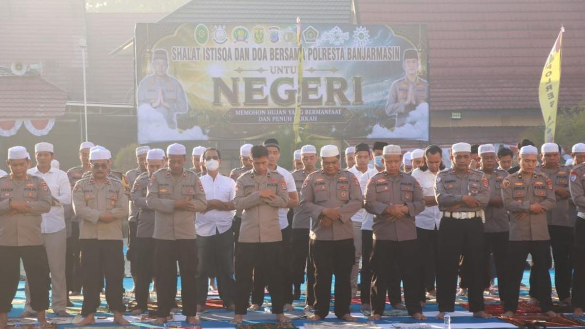 South Kalimantan Forest Fire Haze So Thick, Police Hold Istisqa Prayer for Rain