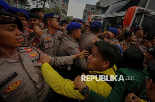Police Say Student Protesters Carried Sharp Weapons, BEM Field Coordinator: Not UI Students!